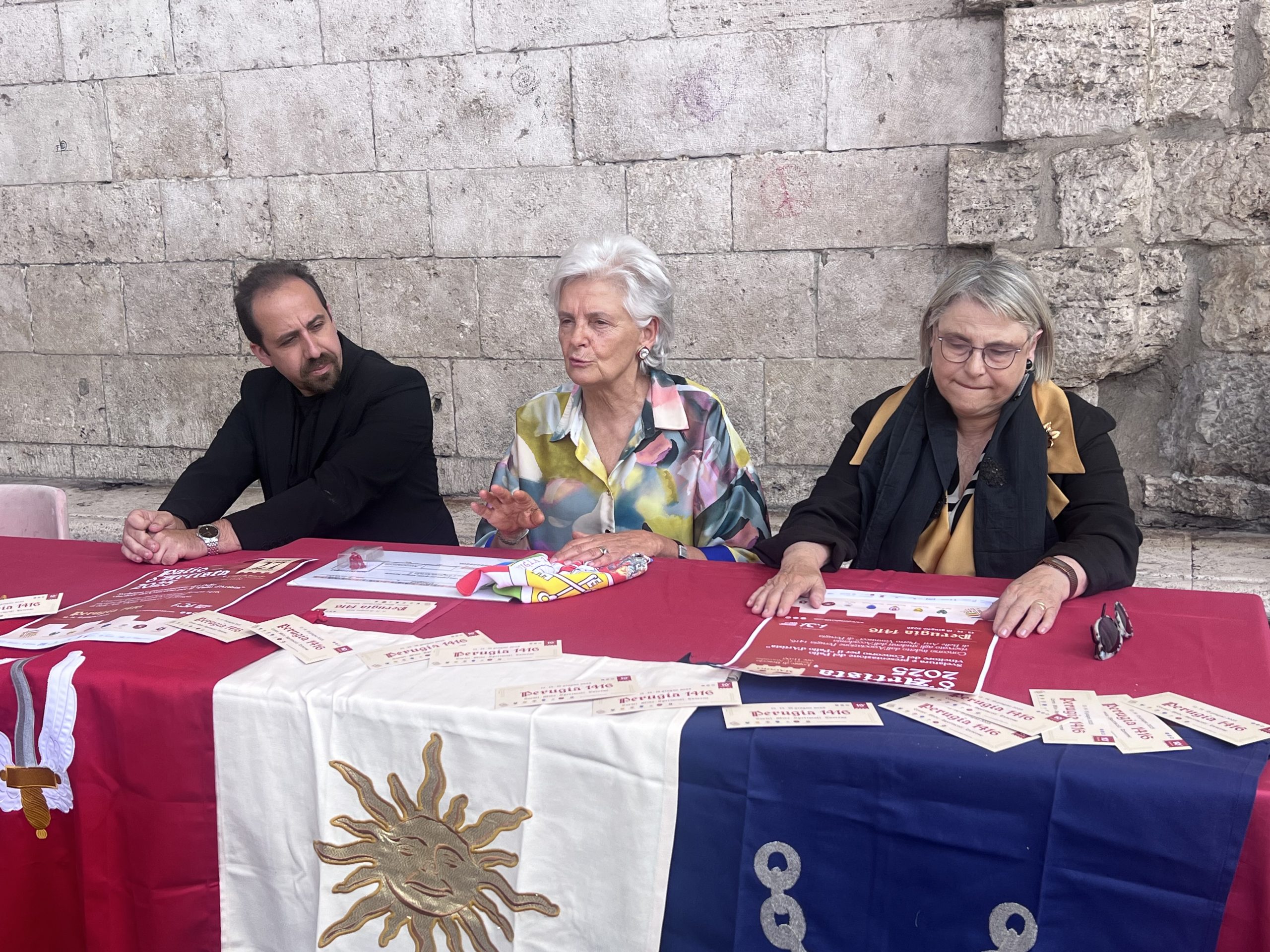Perugia 1416, Svelatura del Palio d’Artista: la vincitrice è Francesca Biancalana (foto) 10 Perugia 1416, Svelatura del Palio d’Artista: la vincitrice è Francesca Biancalana (foto) 9