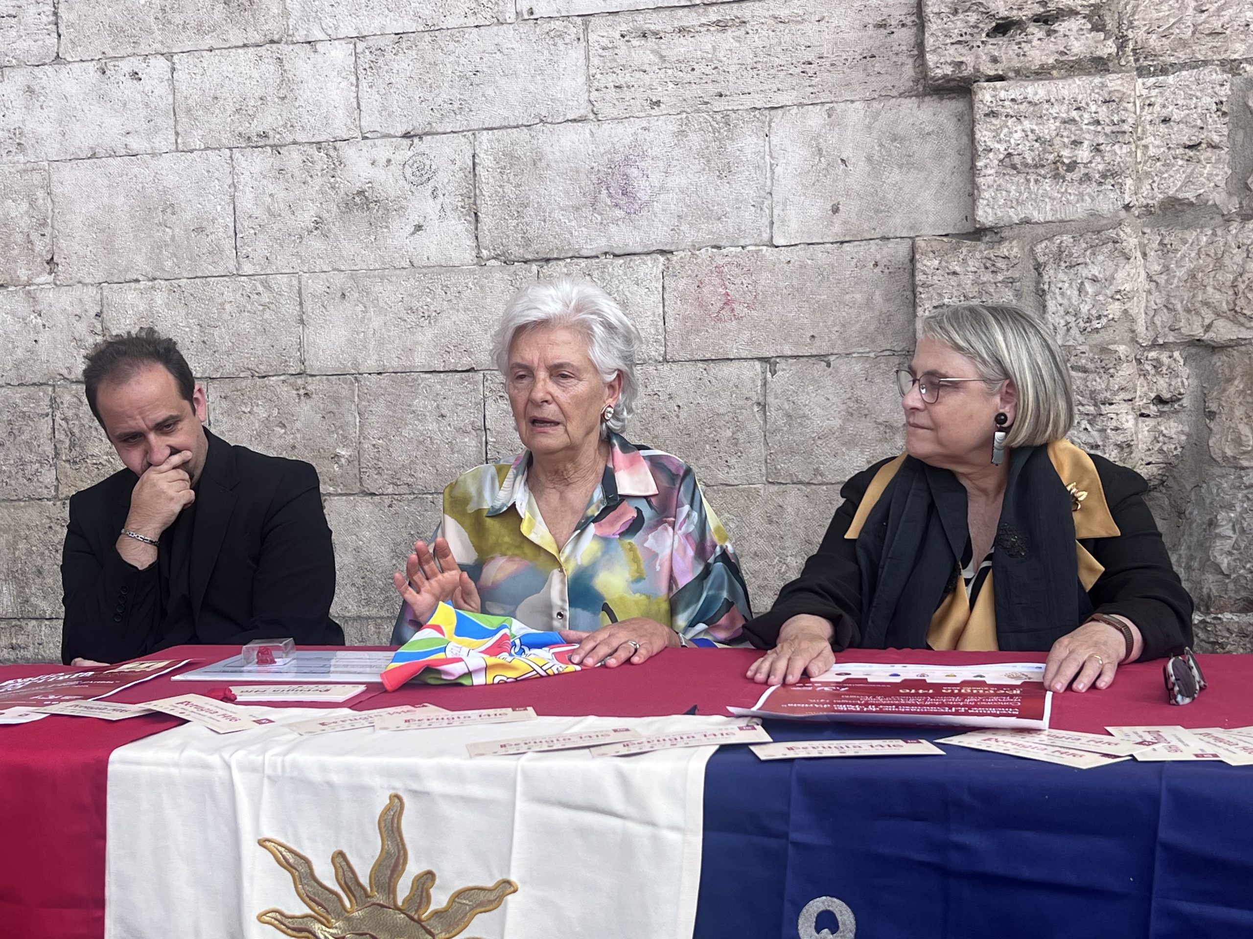Perugia 1416, Svelatura del Palio d’Artista: la vincitrice è Francesca Biancalana (foto) 12 Perugia 1416, Svelatura del Palio d’Artista: la vincitrice è Francesca Biancalana (foto) 11
