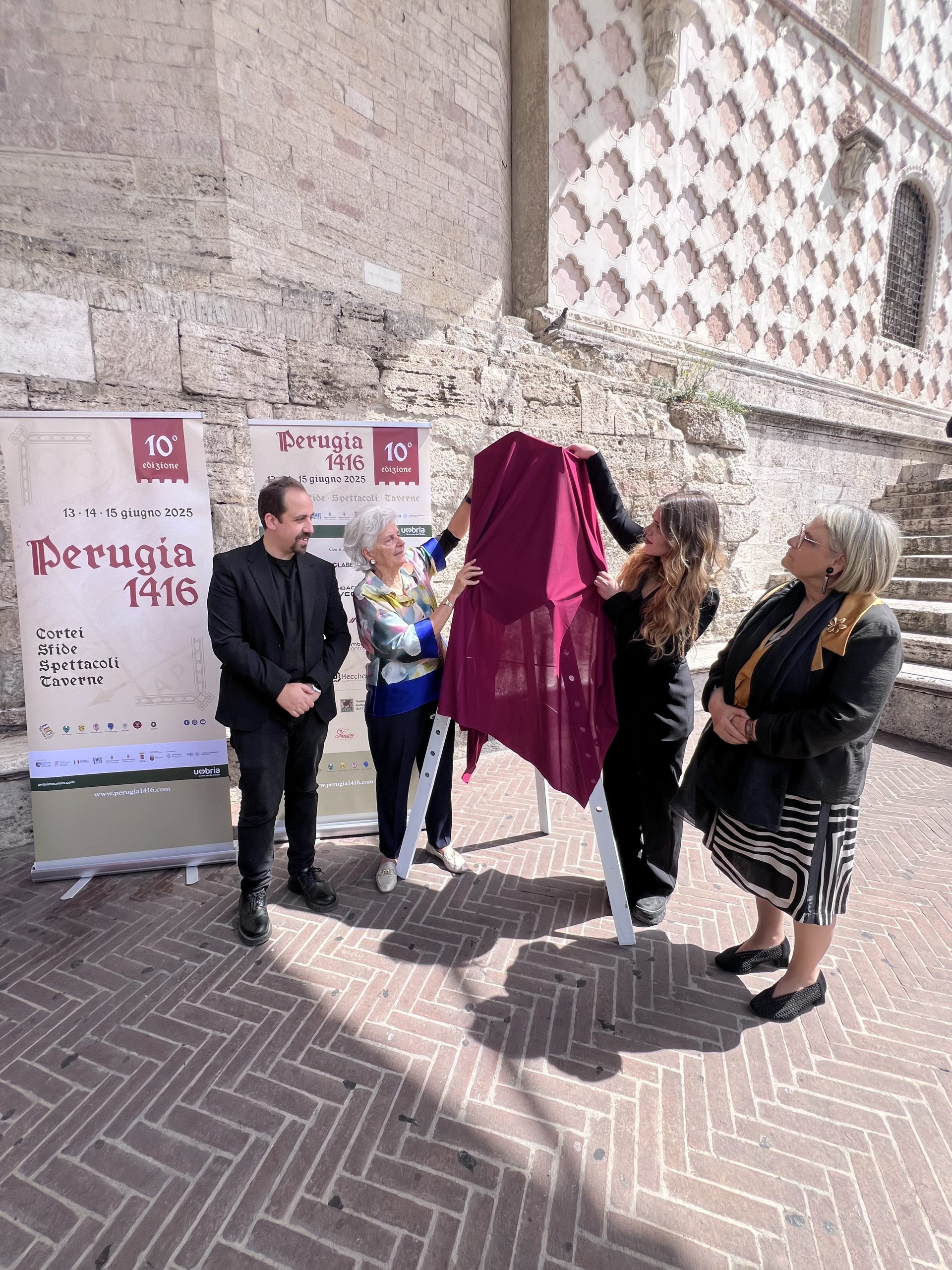 Perugia 1416, Svelatura del Palio d’Artista: la vincitrice è Francesca Biancalana (foto) 22 Perugia 1416, Svelatura del Palio d’Artista: la vincitrice è Francesca Biancalana (foto) 21