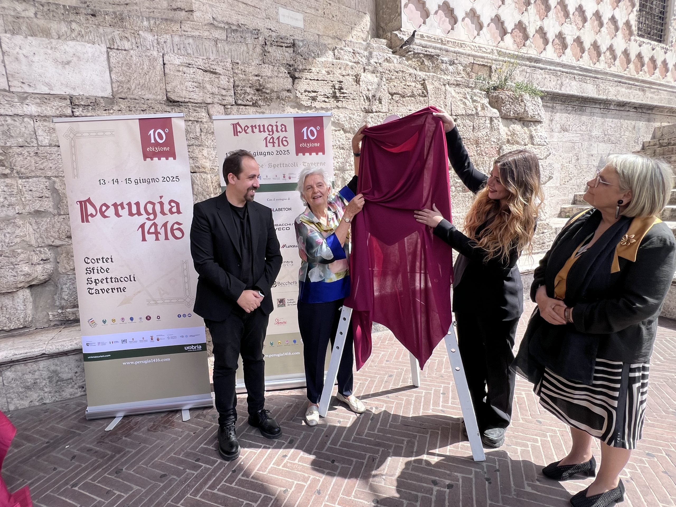 Perugia 1416, Svelatura del Palio d’Artista: la vincitrice è Francesca Biancalana (foto) 24 Perugia 1416, Svelatura del Palio d’Artista: la vincitrice è Francesca Biancalana (foto) 23
