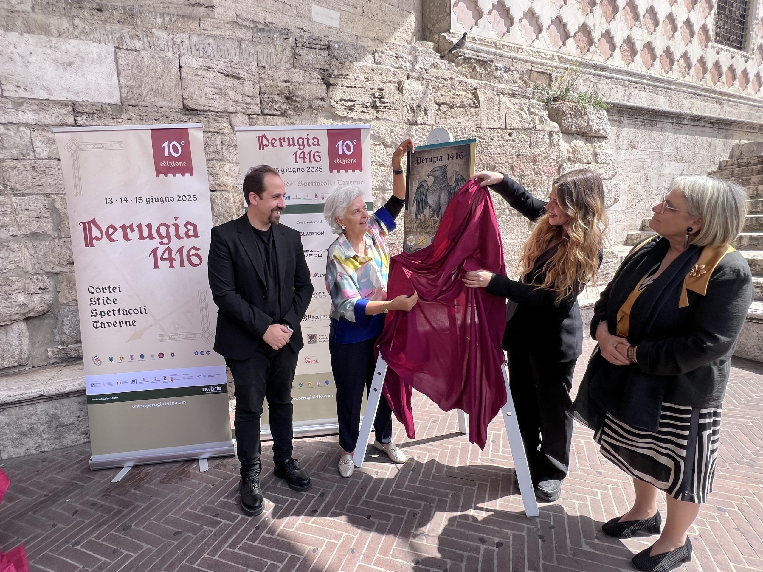 Perugia 1416, Svelatura del Palio d’Artista: la vincitrice è Francesca Biancalana (foto) 26 Perugia 1416, Svelatura del Palio d’Artista: la vincitrice è Francesca Biancalana (foto) 25