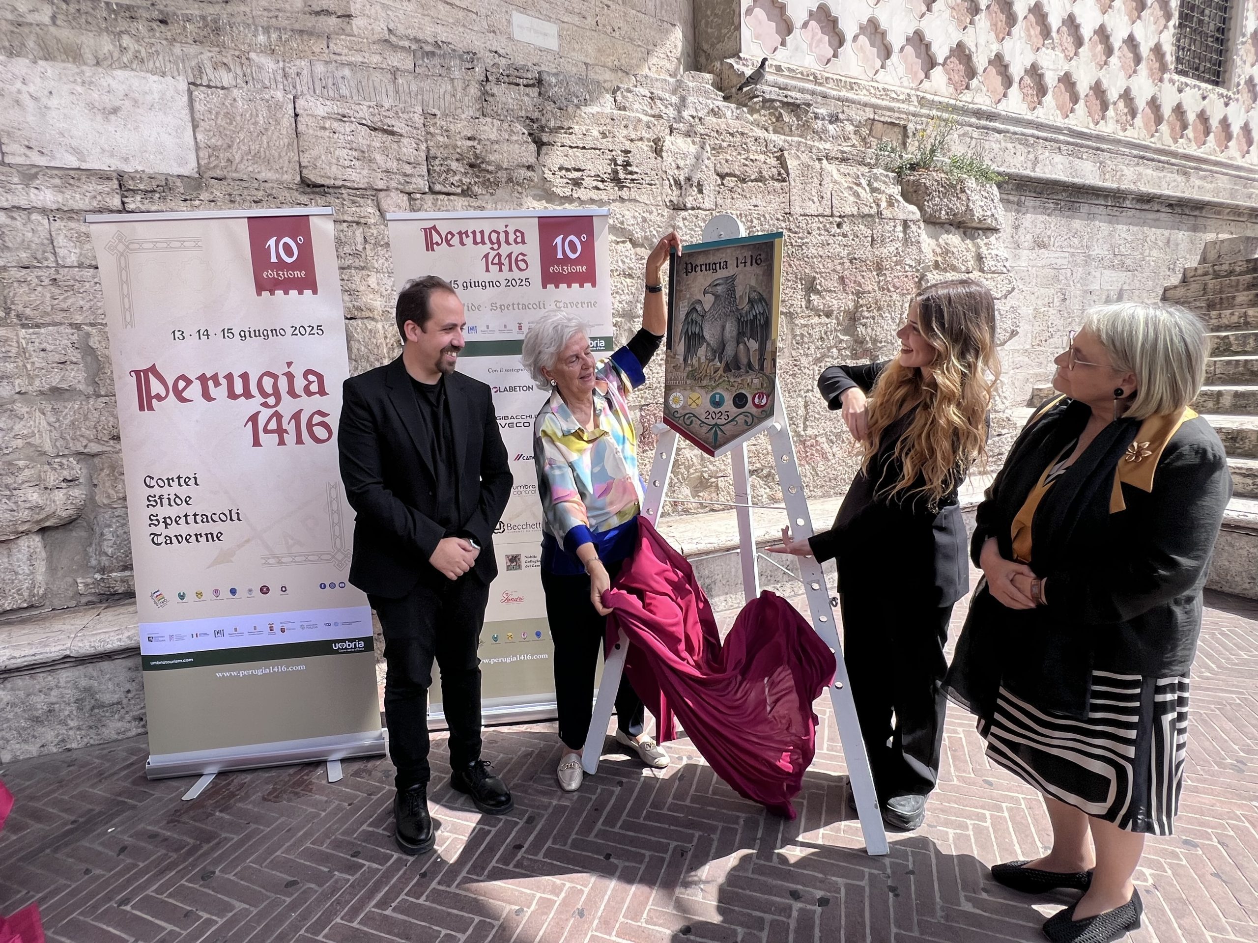 Perugia 1416, Svelatura del Palio d’Artista: la vincitrice è Francesca Biancalana (foto) 28 Perugia 1416, Svelatura del Palio d’Artista: la vincitrice è Francesca Biancalana (foto) 27