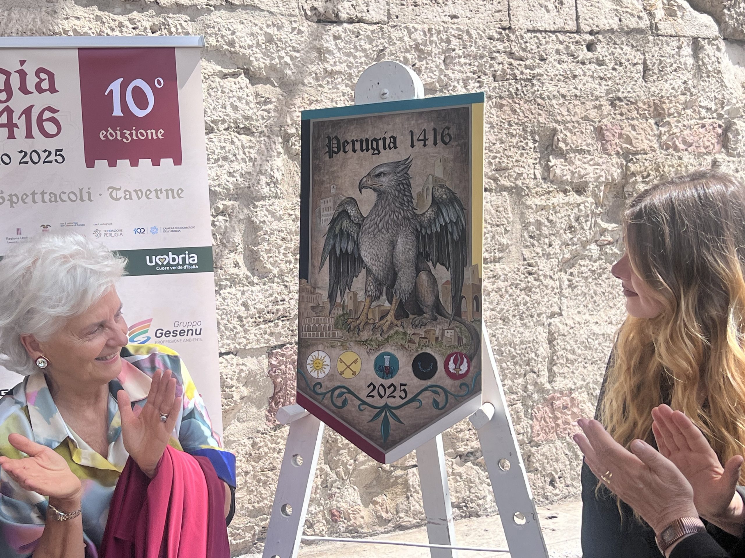 Perugia 1416, Svelatura del Palio d’Artista: la vincitrice è Francesca Biancalana (foto) 30 Perugia 1416, Svelatura del Palio d’Artista: la vincitrice è Francesca Biancalana (foto) 29