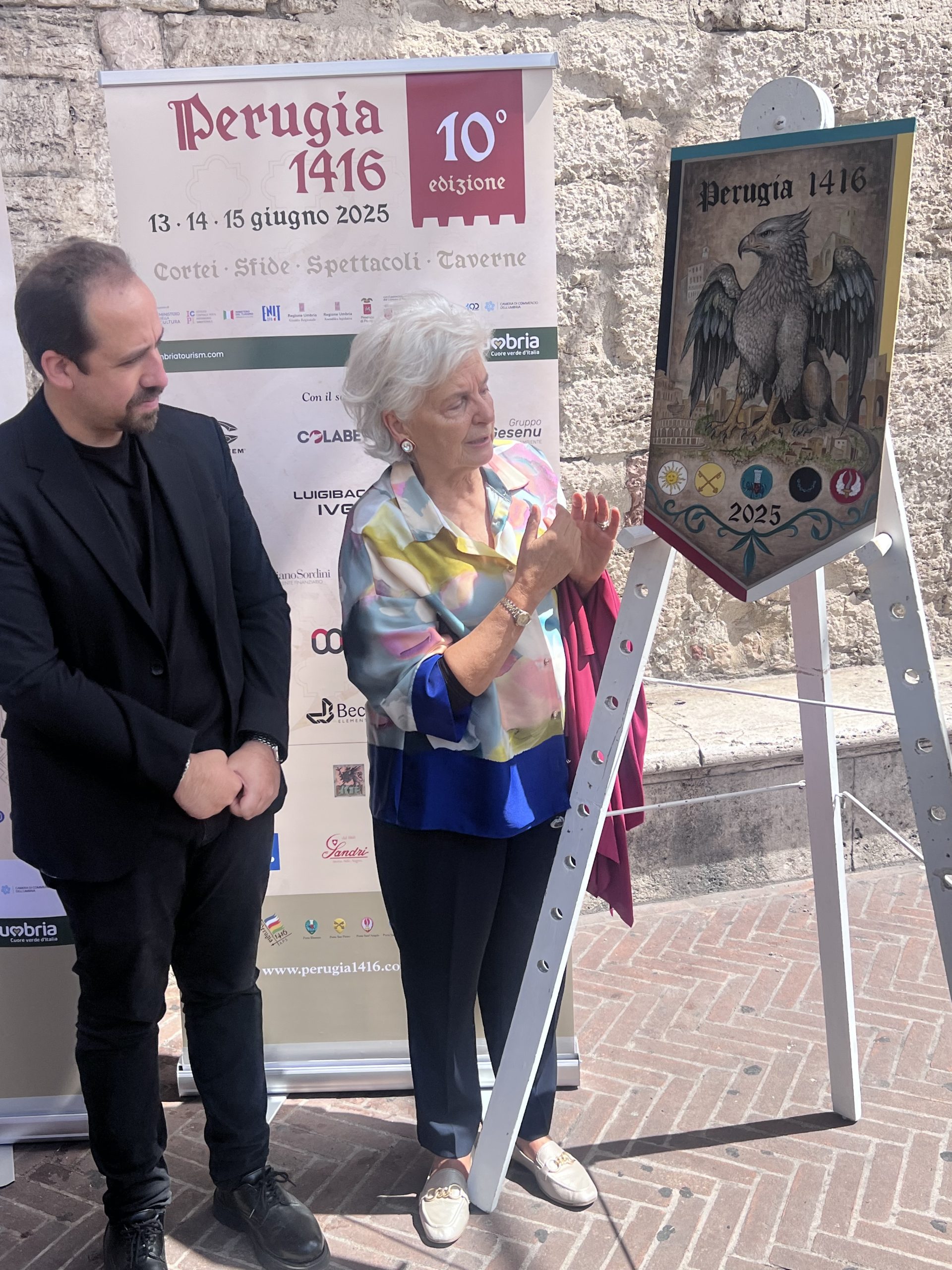 Perugia 1416, Svelatura del Palio d’Artista: la vincitrice è Francesca Biancalana (foto) 36 Perugia 1416, Svelatura del Palio d’Artista: la vincitrice è Francesca Biancalana (foto) 35