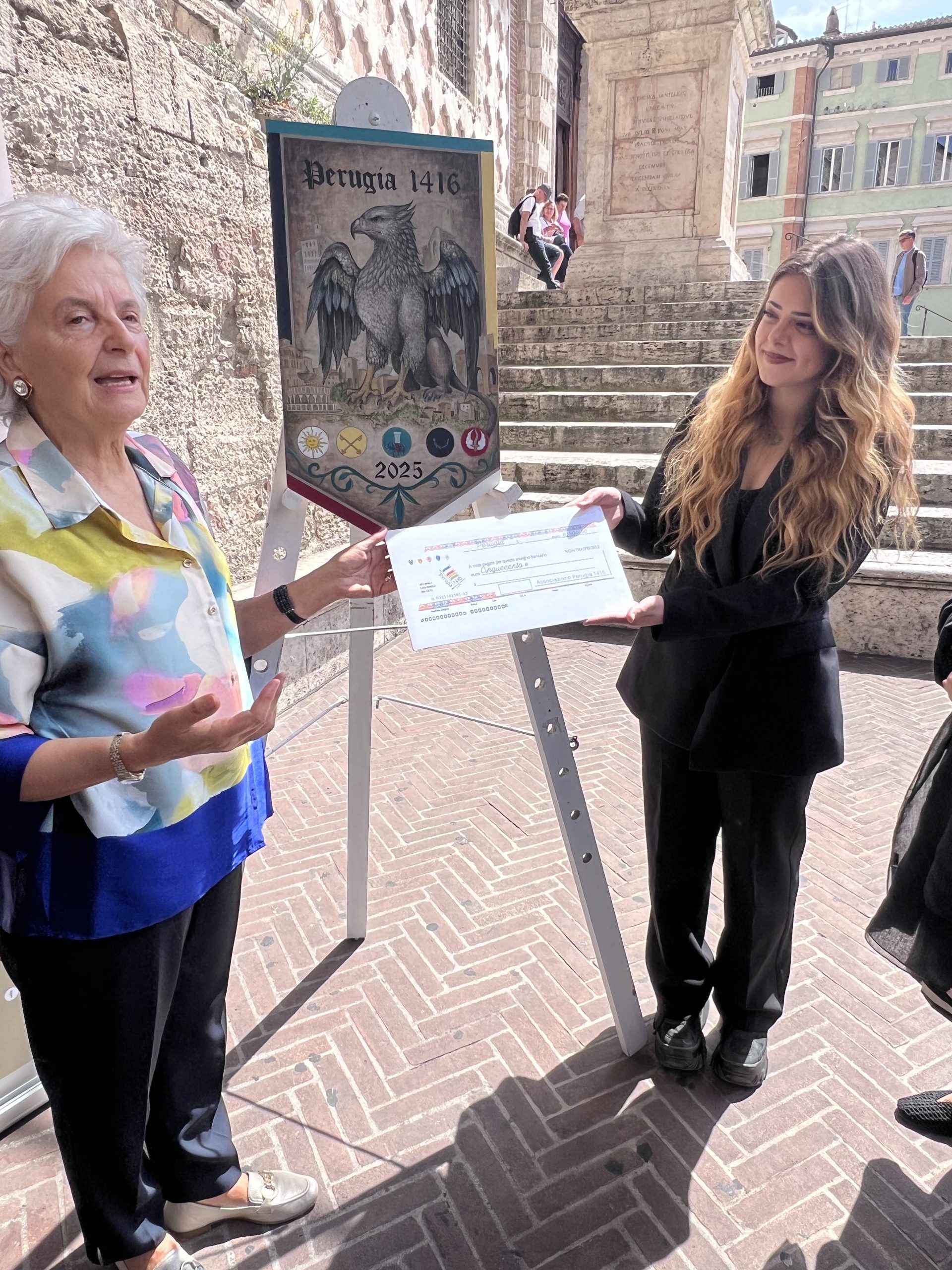 Perugia 1416, Svelatura del Palio d’Artista: la vincitrice è Francesca Biancalana (foto) 42 Perugia 1416, Svelatura del Palio d’Artista: la vincitrice è Francesca Biancalana (foto) 41