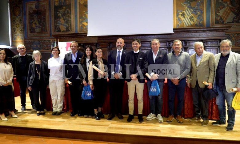 Perugia celebra la rinascita delle vetrate storiche: la Sala dei Notari risplende grazie all’Art Bonus 2 Perugia celebra la rinascita delle vetrate storiche: la Sala dei Notari risplende grazie all’Art Bonus 1