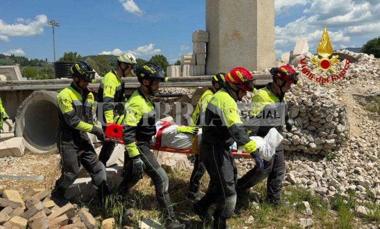 I vigili del fuoco di Umbria, Marche e Abruzzo si addestrano per ritrovare le persone sepolte tra le macerie 2 I vigili del fuoco di Umbria, Marche e Abruzzo si addestrano per ritrovare le persone sepolte tra le macerie 1