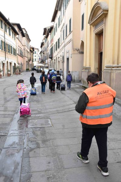 Matteo, eroe del Pedibus e star del web: 60mila visualizzazioni per il volontario che accompagna i bimbi a scuola 3