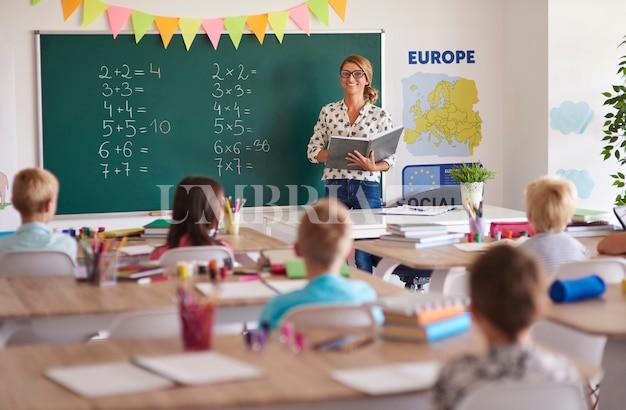 Scuola, nel 2025 si torna in aula il 15 settembre: ultimo giorno il 9 giugno 1