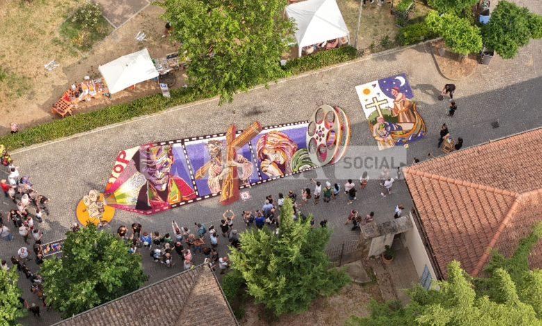 Infiorate di Spello 2025, il gruppo “Aisa” vince con l’infiorata “Disarmare le parole” 2 Infiorate di Spello 2025, il gruppo “Aisa” vince con l’infiorata “Disarmare le parole” 1
