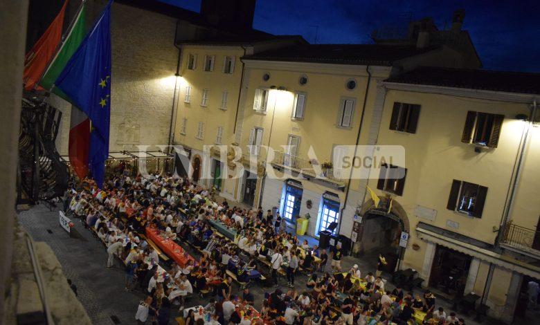 Gualdo Tadino dà il via ai Giochi de le Porte con la Cena dei Cento Giorni 2 Gualdo Tadino dà il via ai Giochi de le Porte con la Cena dei Cento Giorni 1