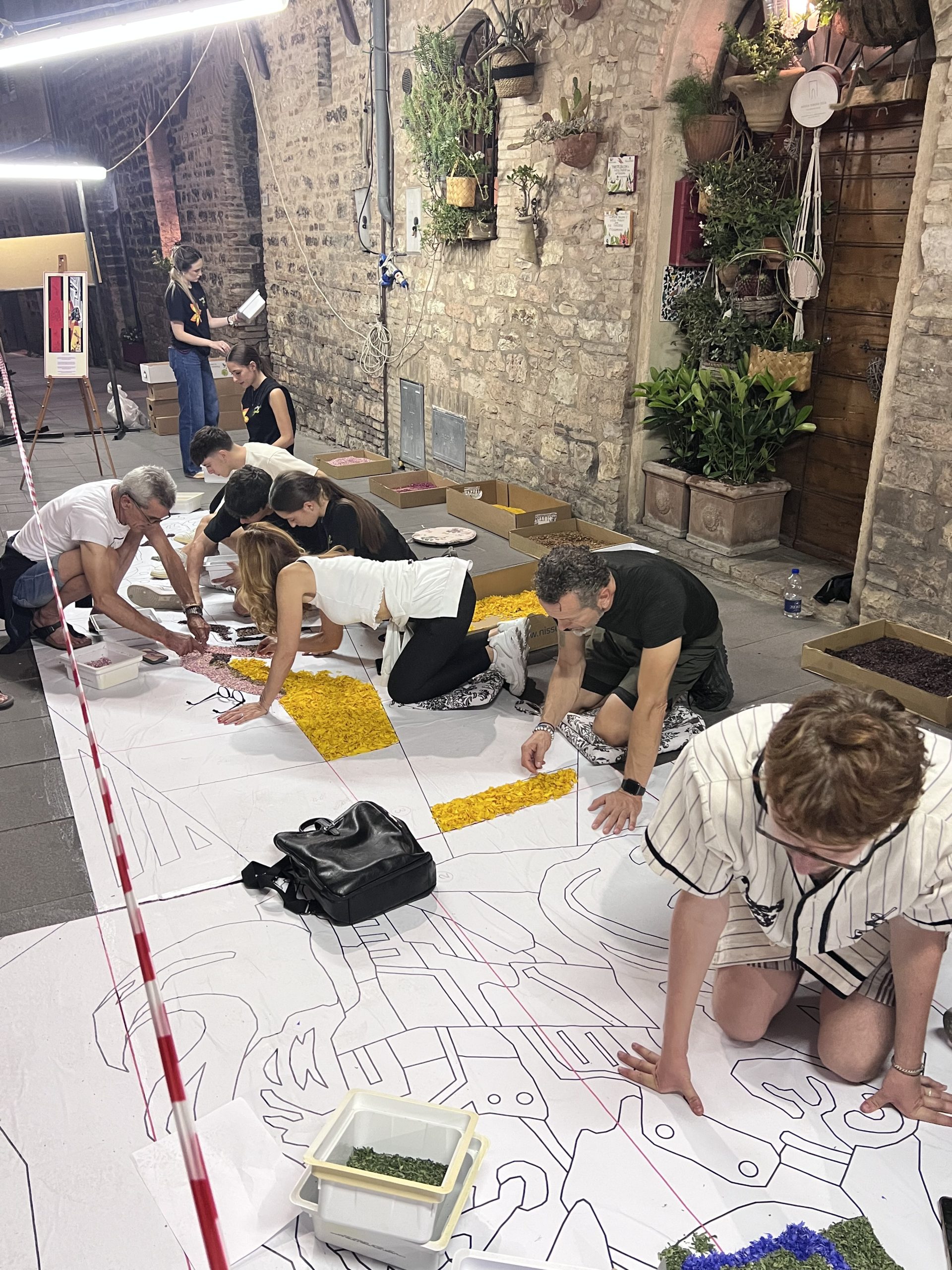 La magia delle Infiorate di Spello, in tantissimi per il Corpus Domini 2025 nel borgo umbro (foto) 57