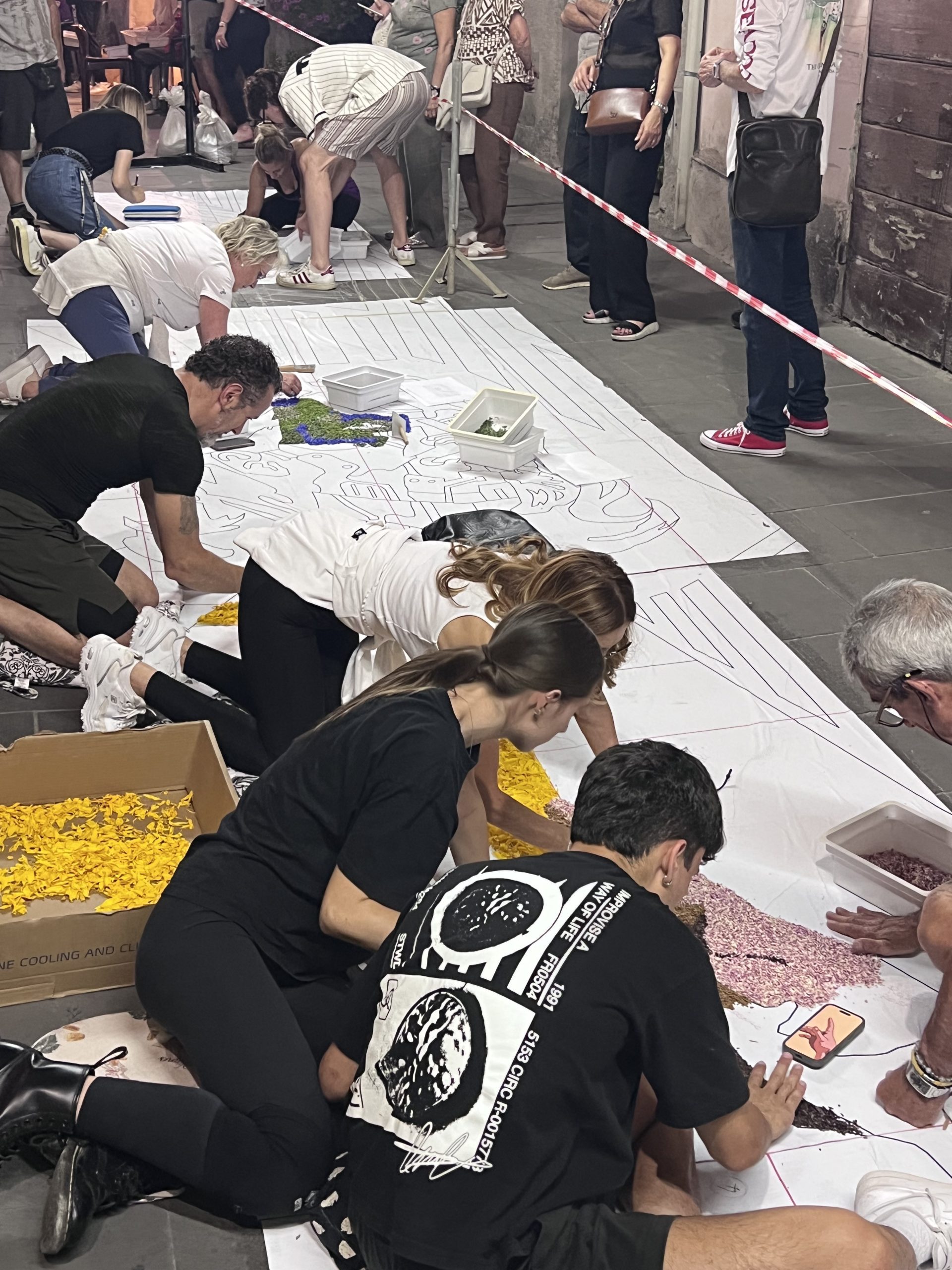 La magia delle Infiorate di Spello, in tantissimi per il Corpus Domini 2025 nel borgo umbro (foto) 53