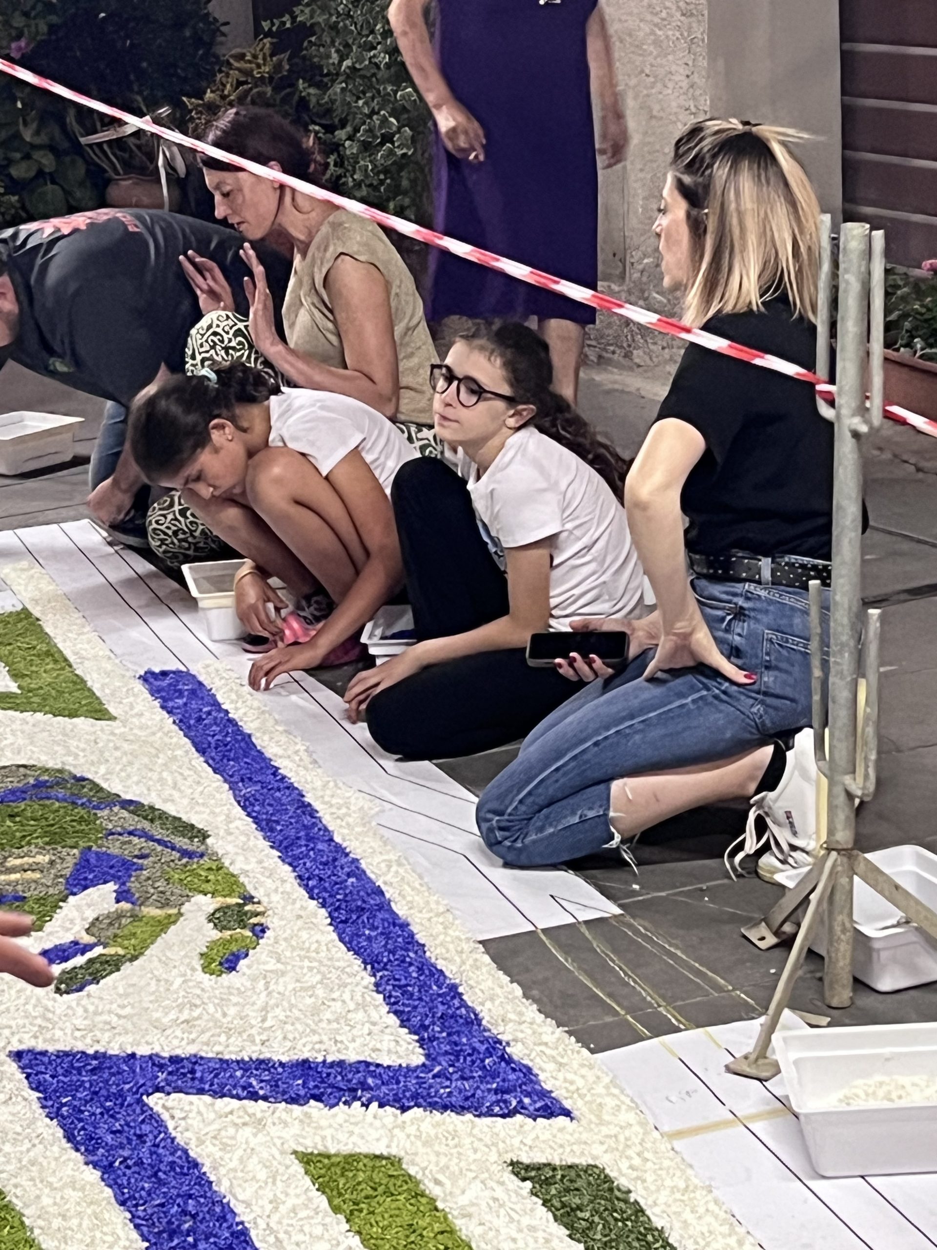La magia delle Infiorate di Spello, in tantissimi per il Corpus Domini 2025 nel borgo umbro (foto) 51