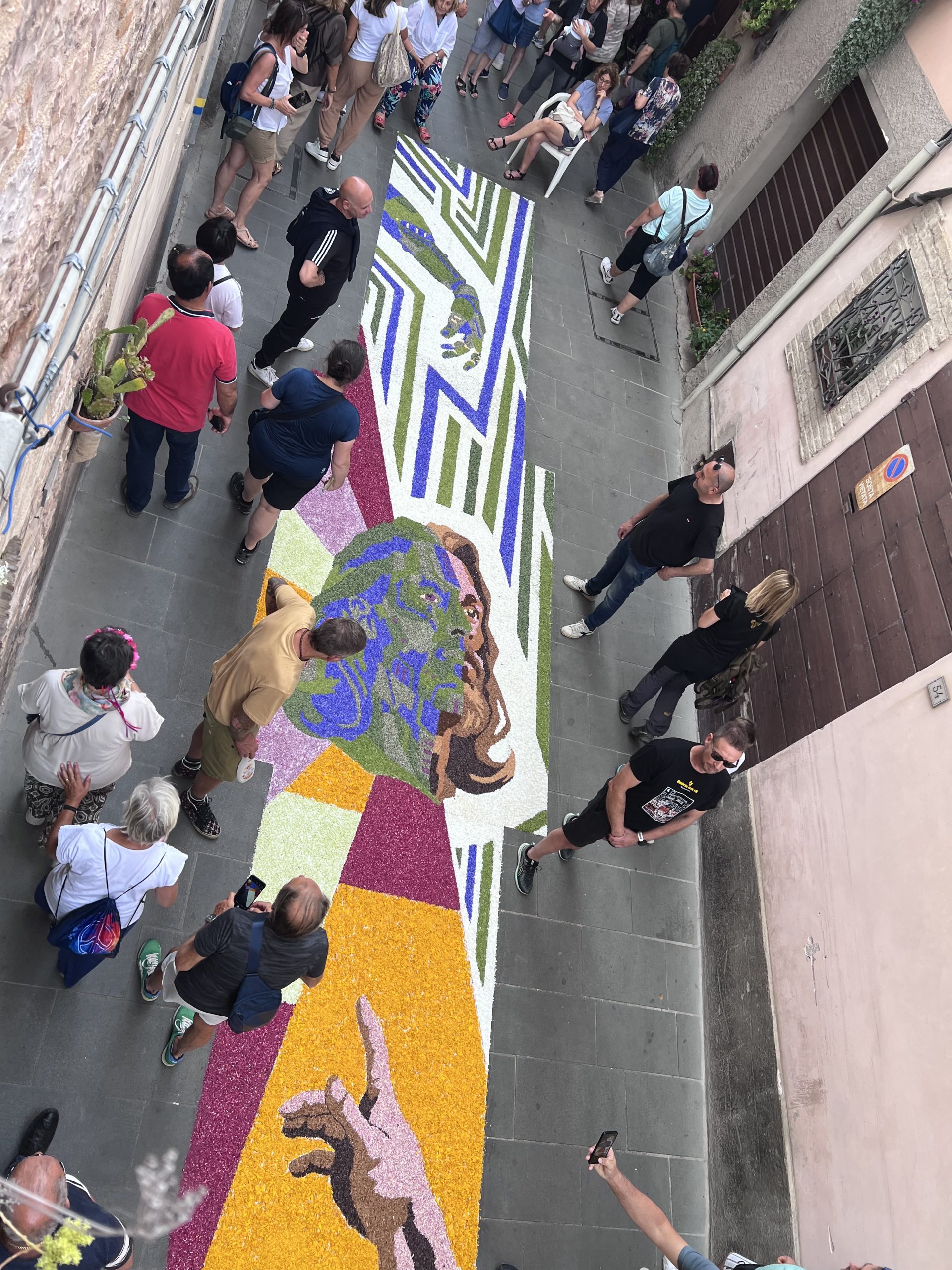 La magia delle Infiorate di Spello, in tantissimi per il Corpus Domini 2025 nel borgo umbro (foto) 17