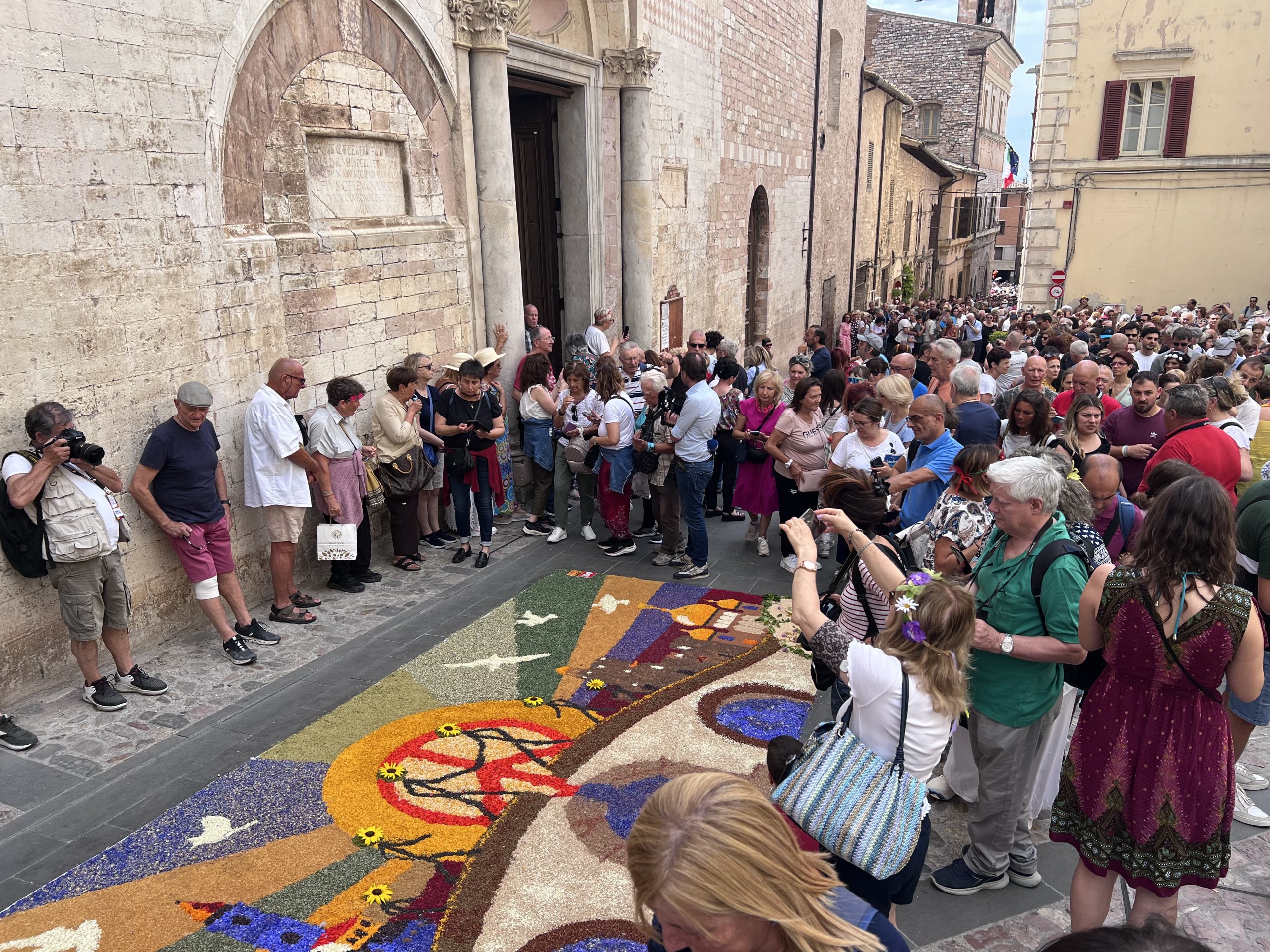 La magia delle Infiorate di Spello, in tantissimi per il Corpus Domini 2025 nel borgo umbro (foto) 21