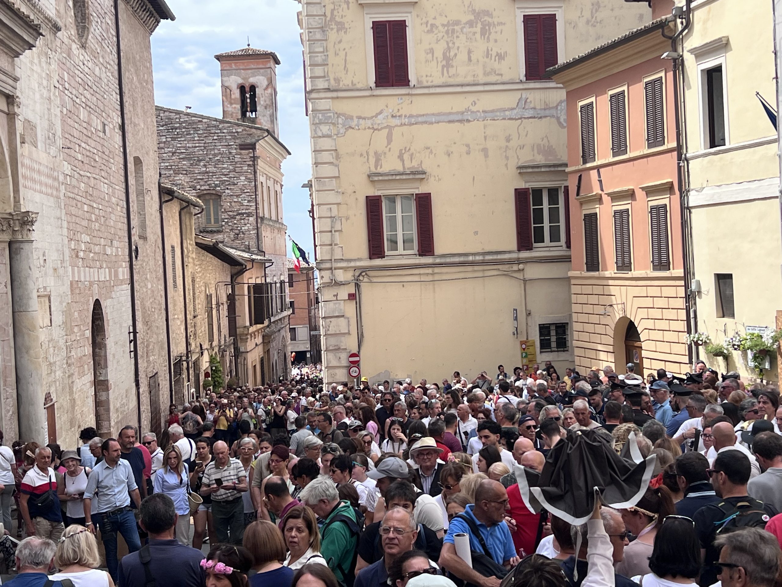 La magia delle Infiorate di Spello, in tantissimi per il Corpus Domini 2025 nel borgo umbro (foto) 23