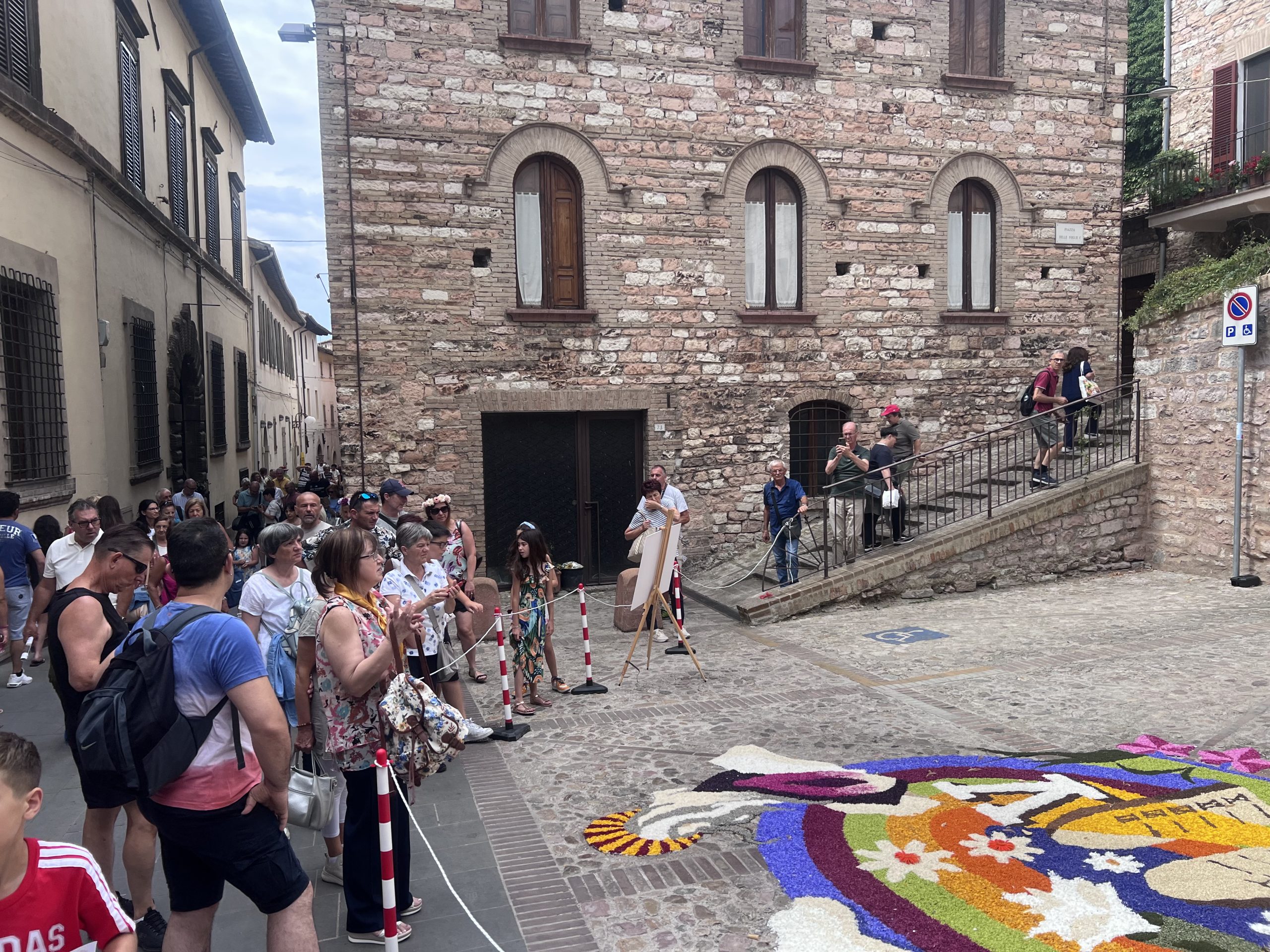 La magia delle Infiorate di Spello, in tantissimi per il Corpus Domini 2025 nel borgo umbro (foto) 27