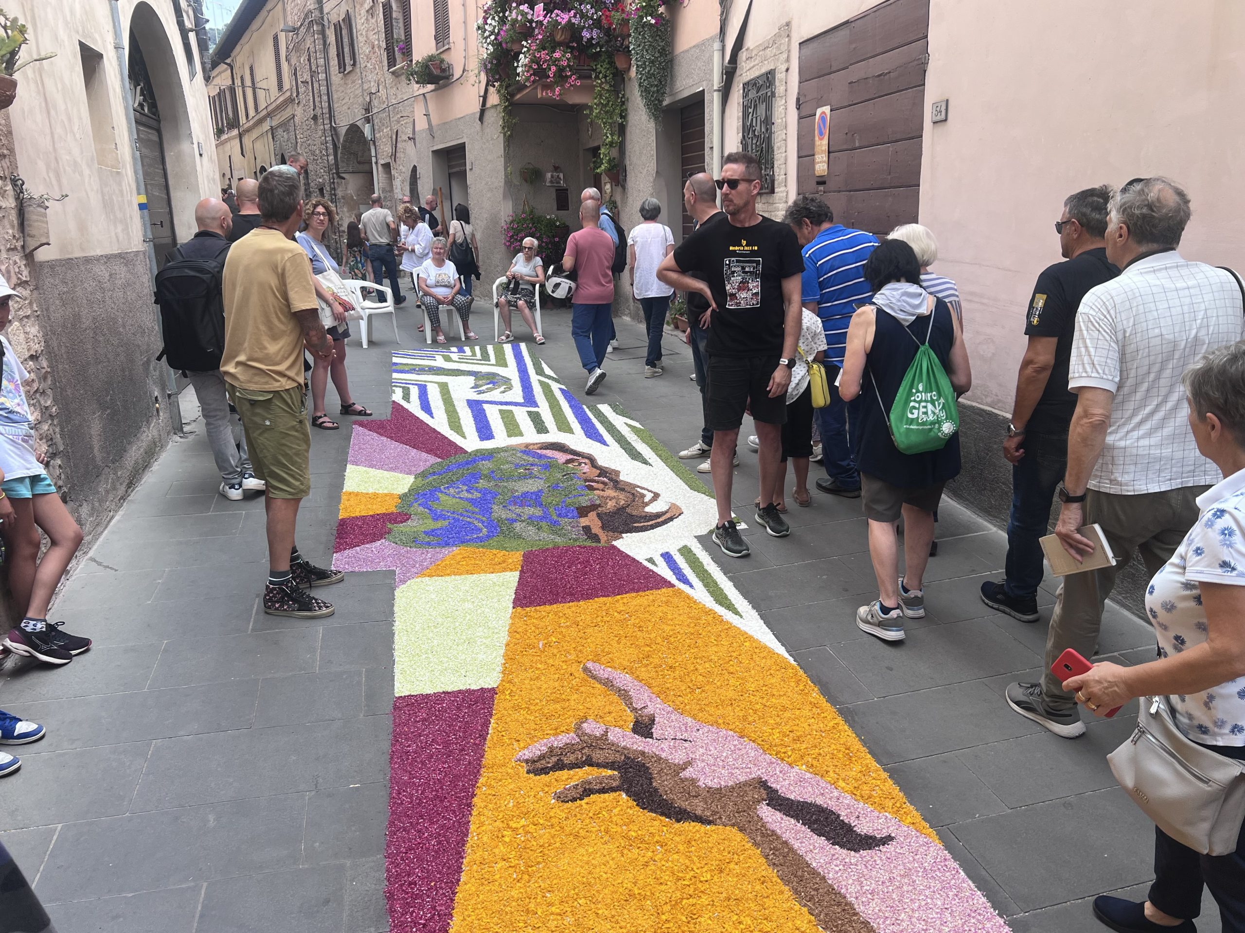 La magia delle Infiorate di Spello, in tantissimi per il Corpus Domini 2025 nel borgo umbro (foto) 31