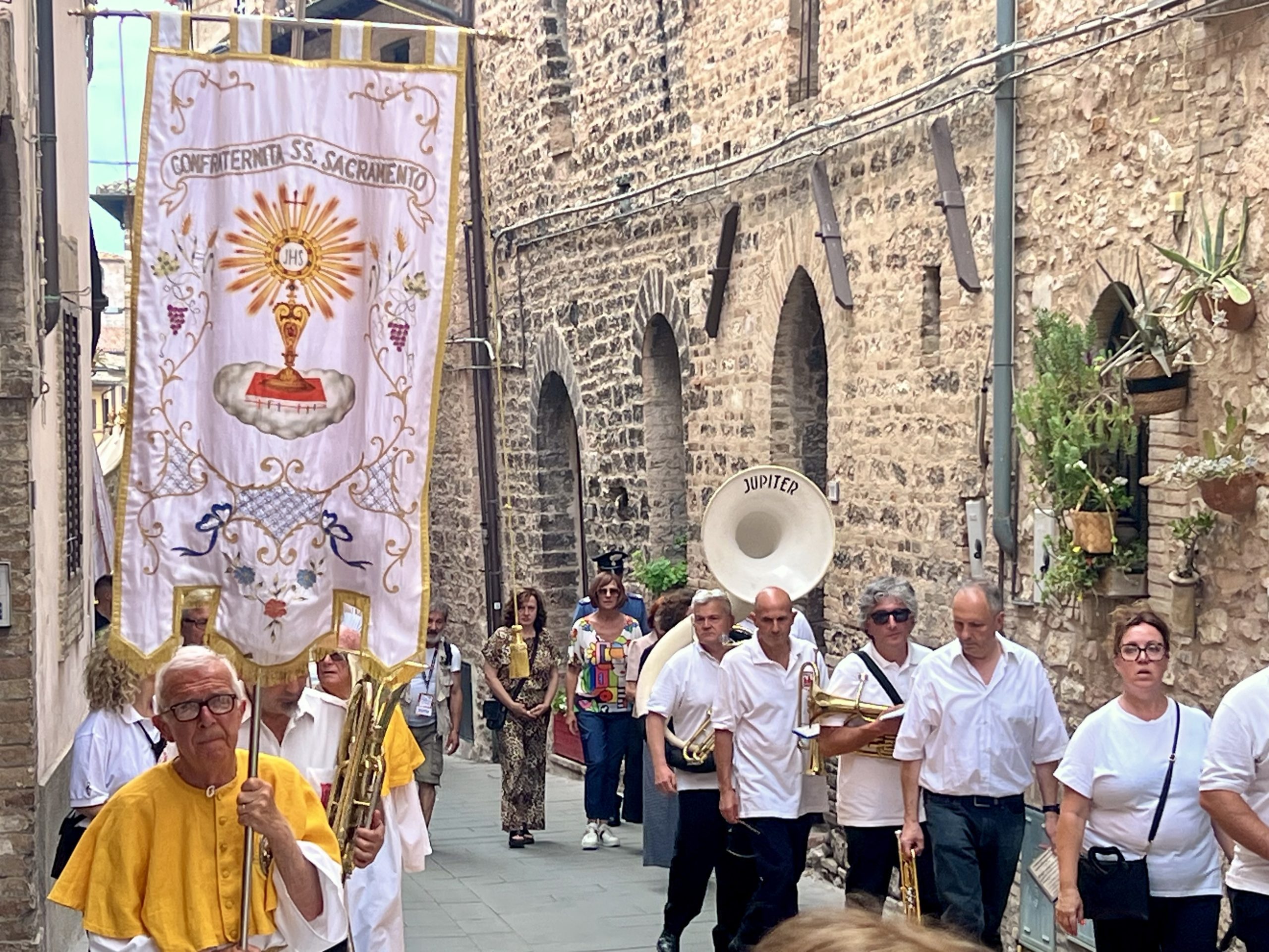 La magia delle Infiorate di Spello, in tantissimi per il Corpus Domini 2025 nel borgo umbro (foto) 69