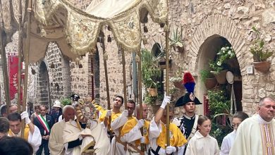 La magia delle Infiorate di Spello, in tantissimi per il Corpus Domini 2025 nel borgo umbro (foto) 1