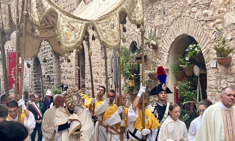 La magia delle Infiorate di Spello, in tantissimi per il Corpus Domini 2025 nel borgo umbro (foto) 1