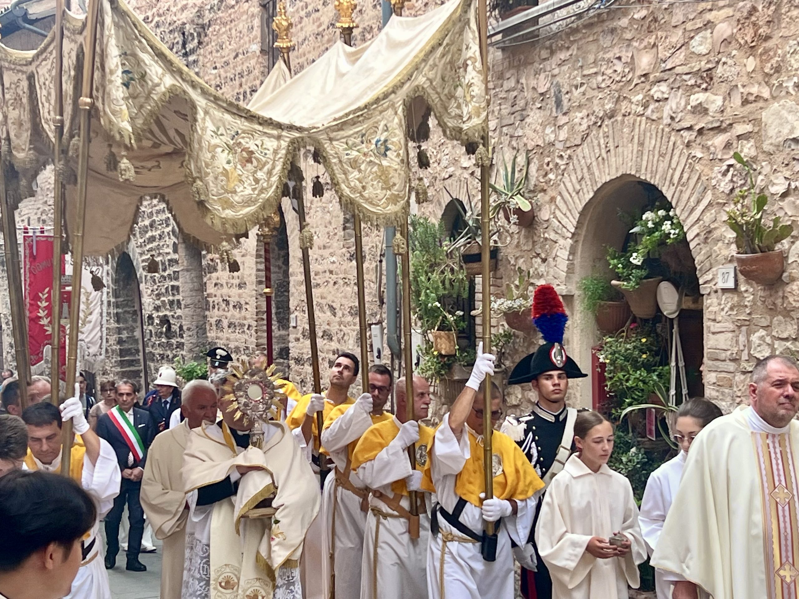 La magia delle Infiorate di Spello, in tantissimi per il Corpus Domini 2025 nel borgo umbro (foto) 71