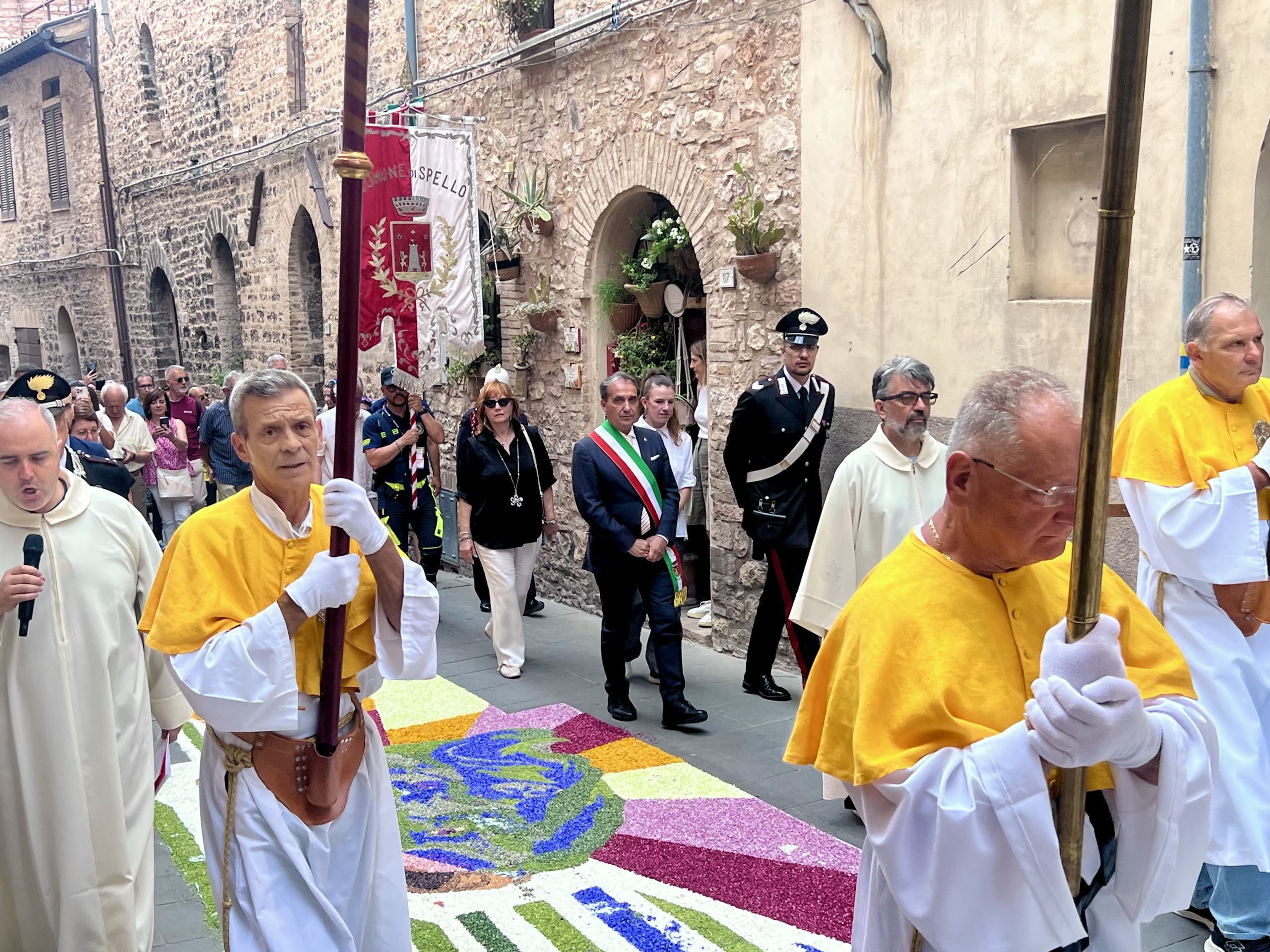 La magia delle Infiorate di Spello, in tantissimi per il Corpus Domini 2025 nel borgo umbro (foto) 73