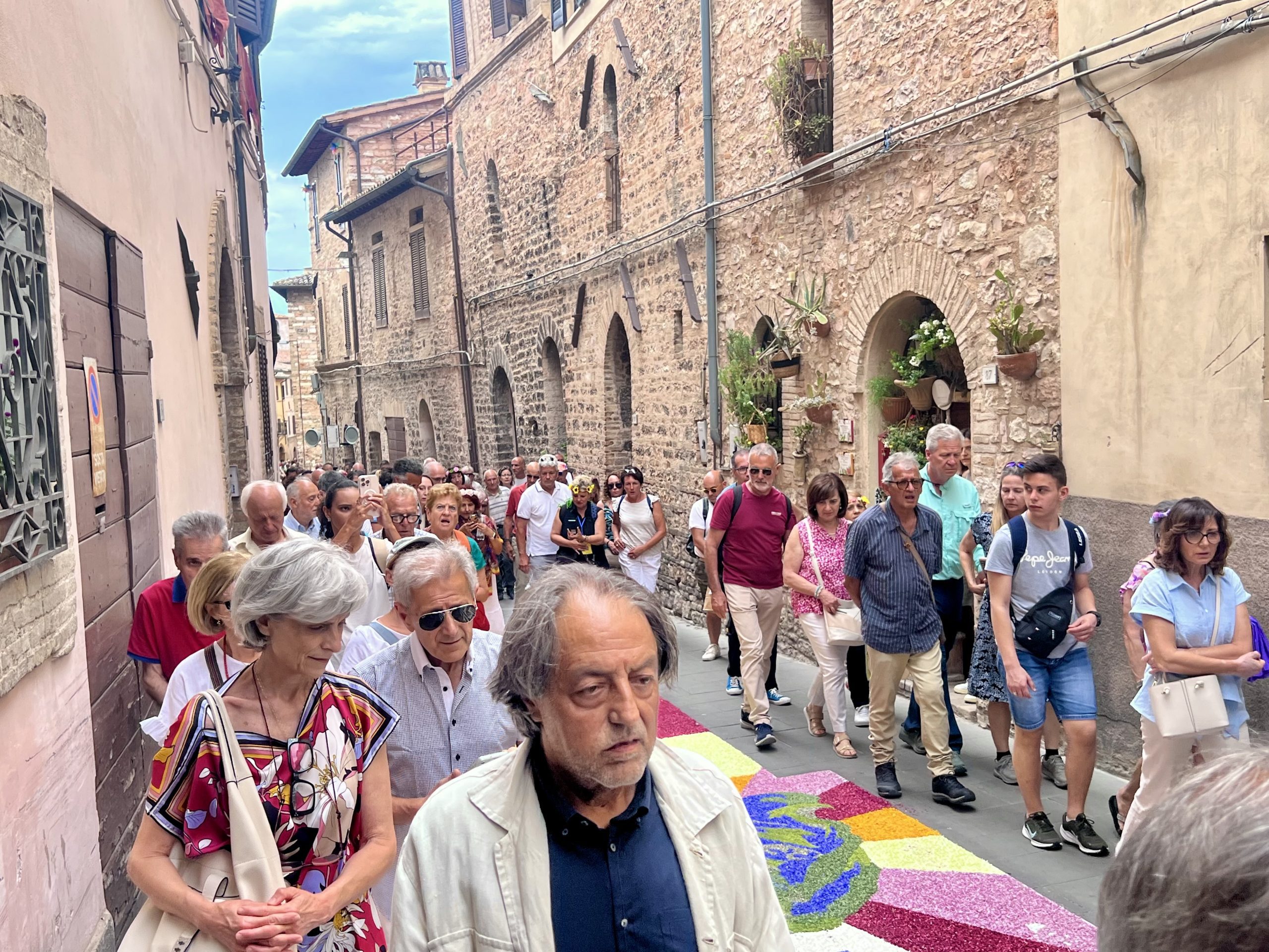 La magia delle Infiorate di Spello, in tantissimi per il Corpus Domini 2025 nel borgo umbro (foto) 77