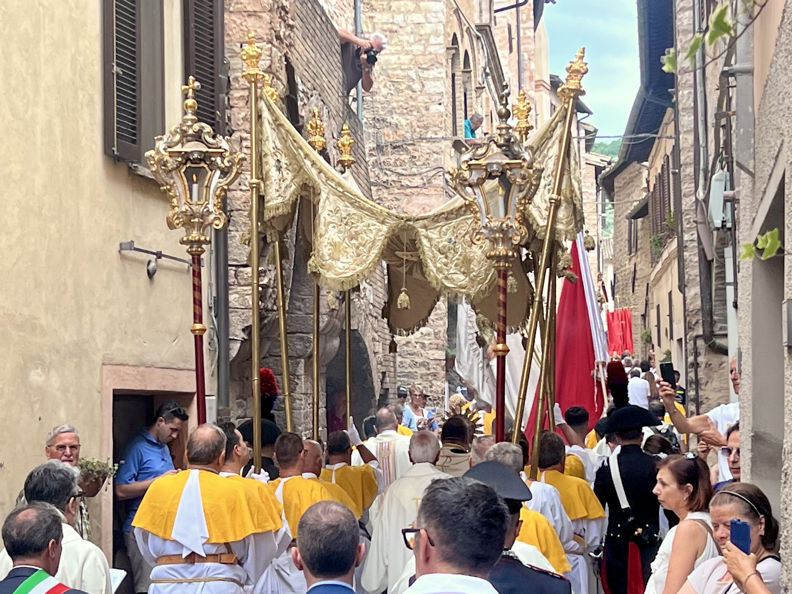 La magia delle Infiorate di Spello, in tantissimi per il Corpus Domini 2025 nel borgo umbro (foto) 79