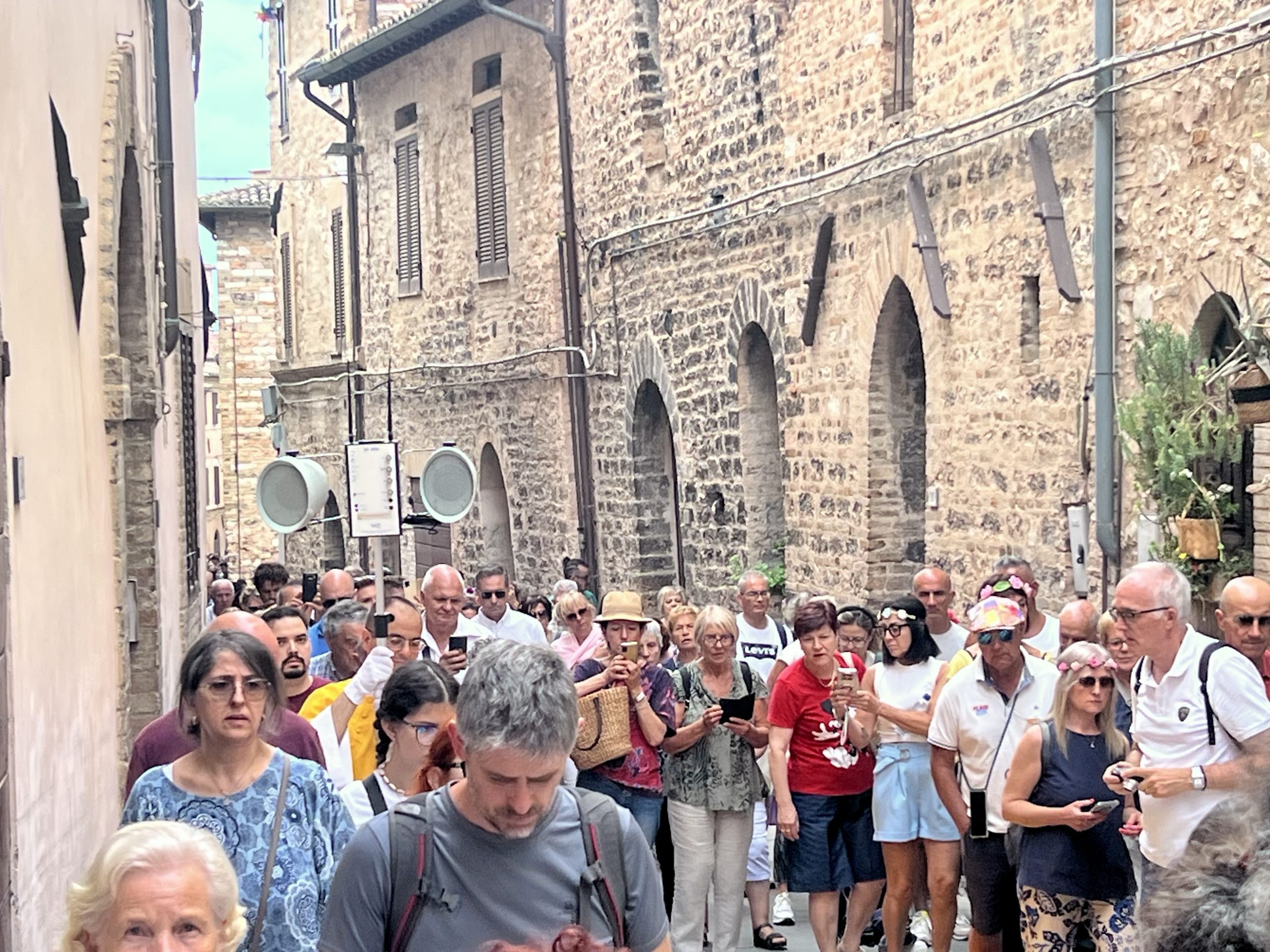 La magia delle Infiorate di Spello, in tantissimi per il Corpus Domini 2025 nel borgo umbro (foto) 81