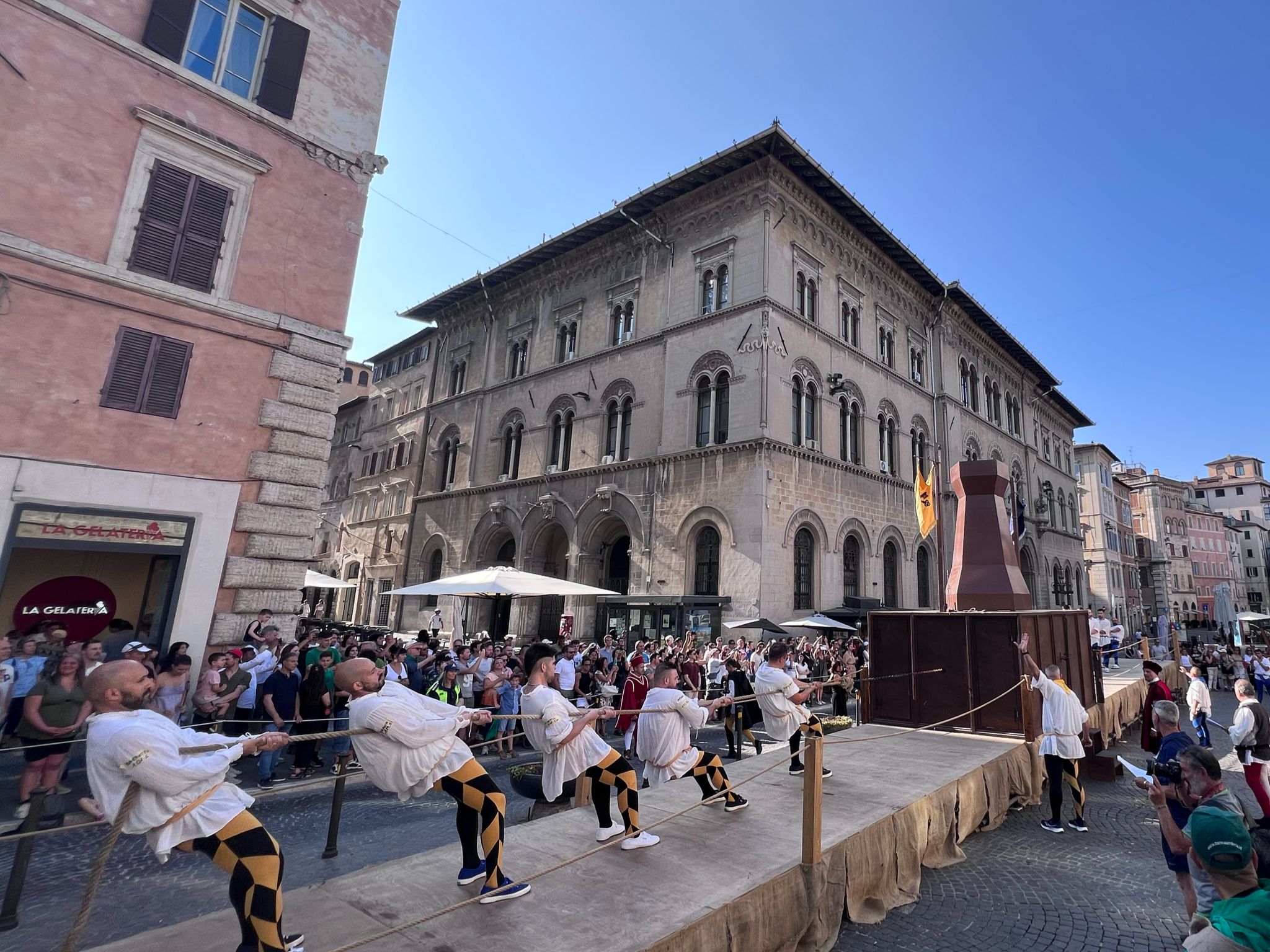 Continua Perugia 1416: la Mossa alla Torre vinta dal Magnifico Rione di Porta Eburnea (foto) 26 Continua Perugia 1416: la Mossa alla Torre vinta dal Magnifico Rione di Porta Eburnea (foto) 25