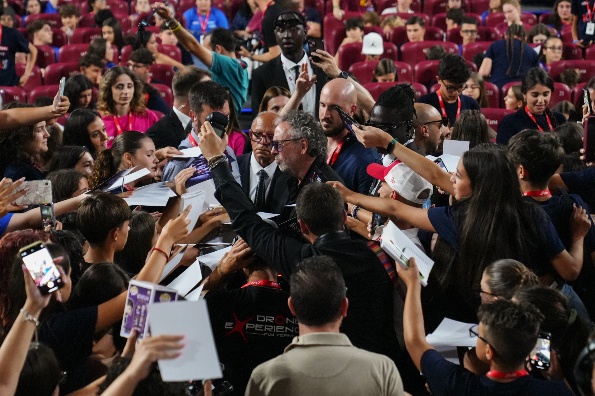 Fan in delirio a Giffoni per Tim Burton, sul 'black carpet' ci scappa anche il bacio con Monica Bellucci (foto e video) 13