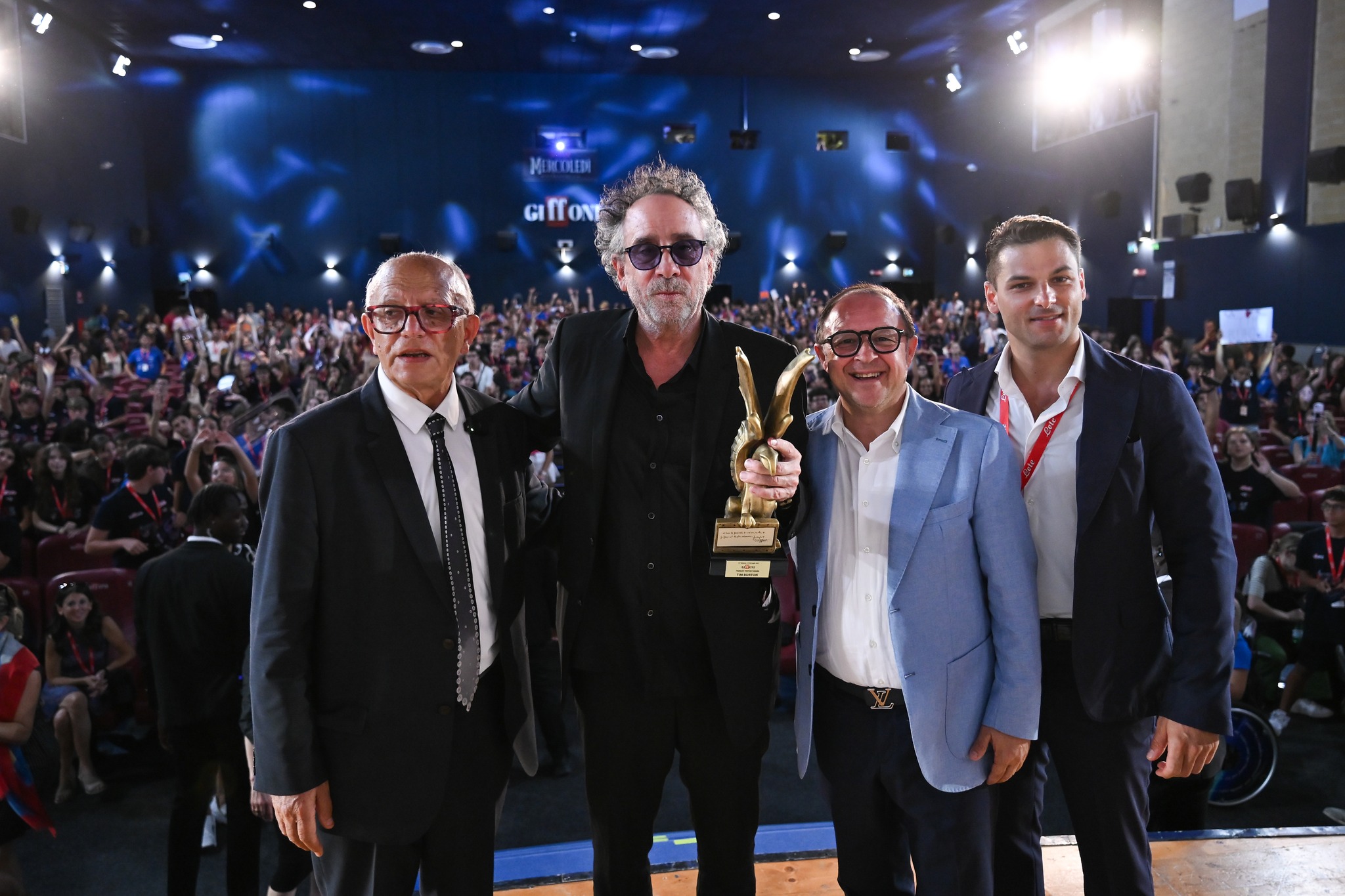 Fan in delirio a Giffoni per Tim Burton, sul 'black carpet' ci scappa anche il bacio con Monica Bellucci (foto e video) 15