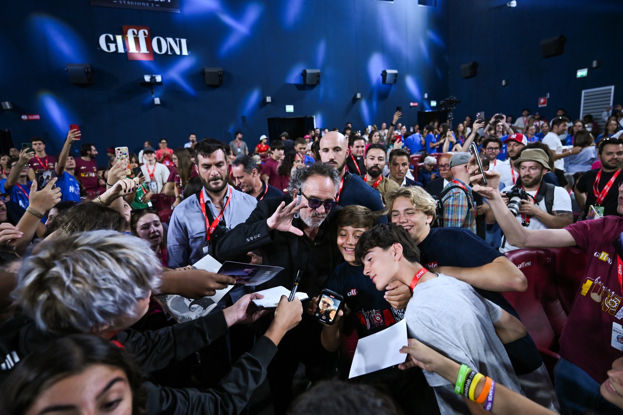 Fan in delirio a Giffoni per Tim Burton, sul 'black carpet' ci scappa anche il bacio con Monica Bellucci (foto e video) 19