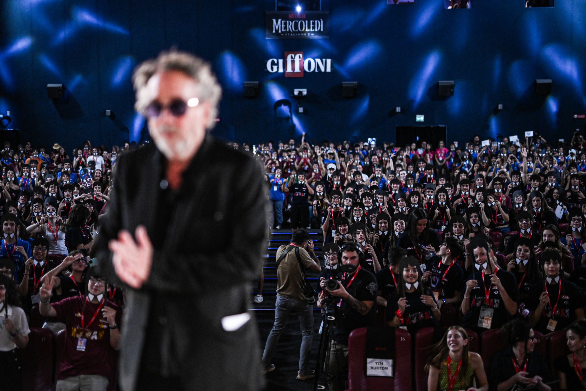 Fan in delirio a Giffoni per Tim Burton, sul 'black carpet' ci scappa anche il bacio con Monica Bellucci (foto e video) 17
