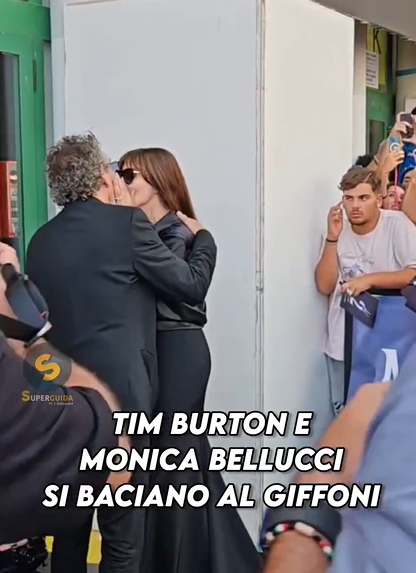 Fan in delirio a Giffoni per Tim Burton, sul 'black carpet' ci scappa anche il bacio con Monica Bellucci (foto e video) 23