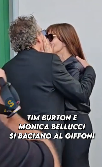 Fan in delirio a Giffoni per Tim Burton, sul 'black carpet' ci scappa anche il bacio con Monica Bellucci (foto e video) 25