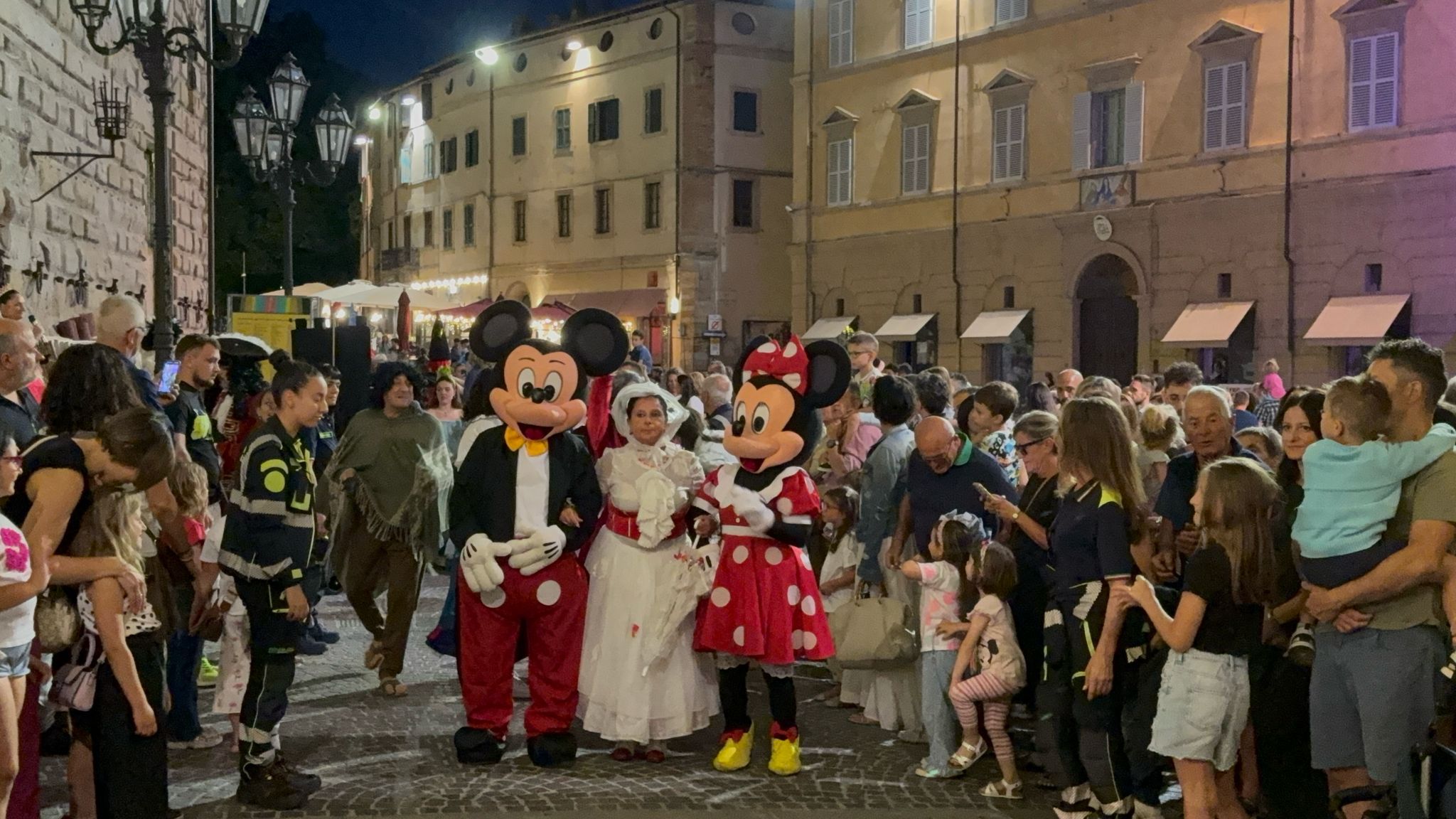 La notte di Topolino, Minnie e Pluto: Città di Castello come Disneyland con gli eroi dei fumetti che hanno invaso 9
