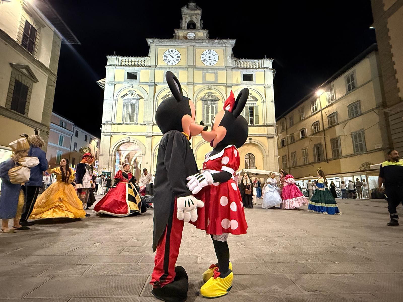La notte di Topolino, Minnie e Pluto: Città di Castello come Disneyland con gli eroi dei fumetti che hanno invaso 11