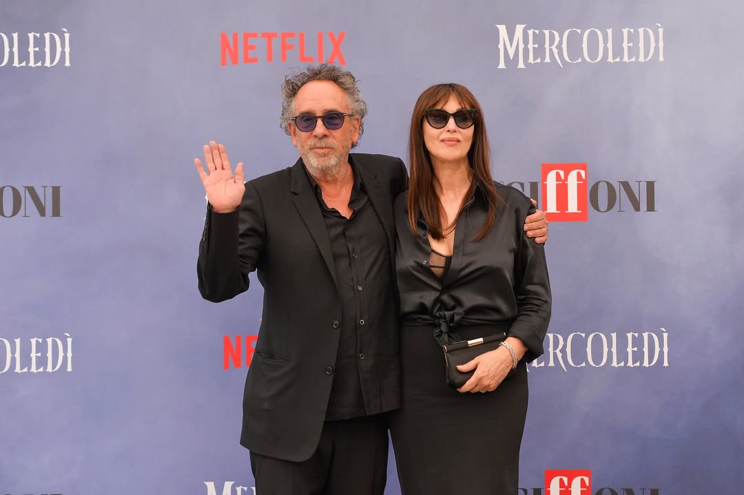 Fan in delirio a Giffoni per Tim Burton, sul 'black carpet' ci scappa anche il bacio con Monica Bellucci (foto e video) 9