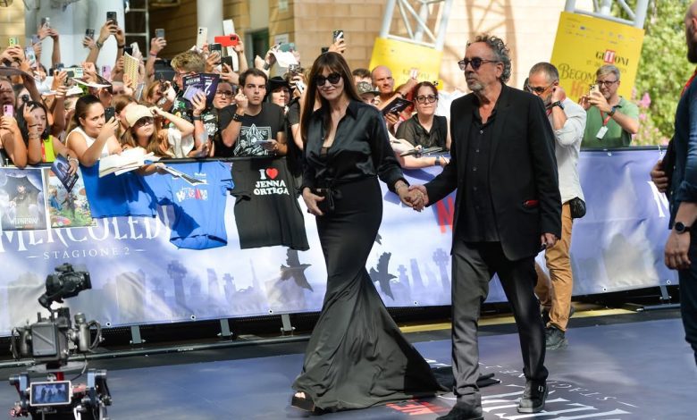Fan in delirio a Giffoni per Tim Burton, sul 'black carpet' ci scappa anche il bacio con Monica Bellucci (foto e video) 1