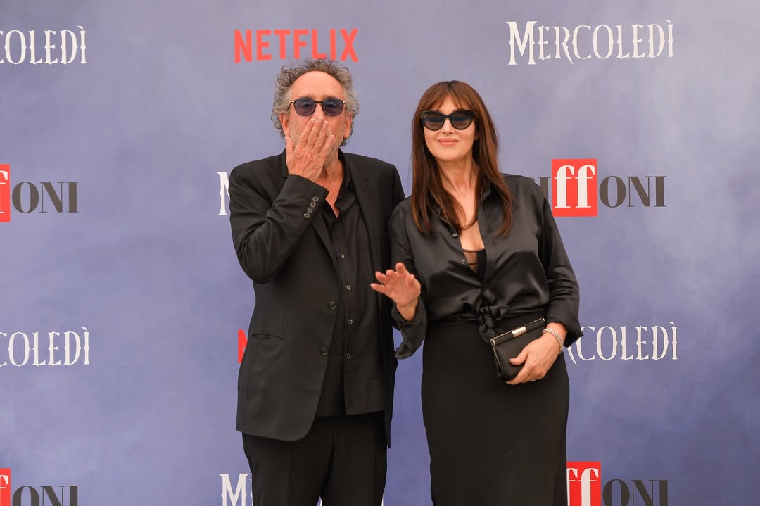 Fan in delirio a Giffoni per Tim Burton, sul 'black carpet' ci scappa anche il bacio con Monica Bellucci (foto e video) 5