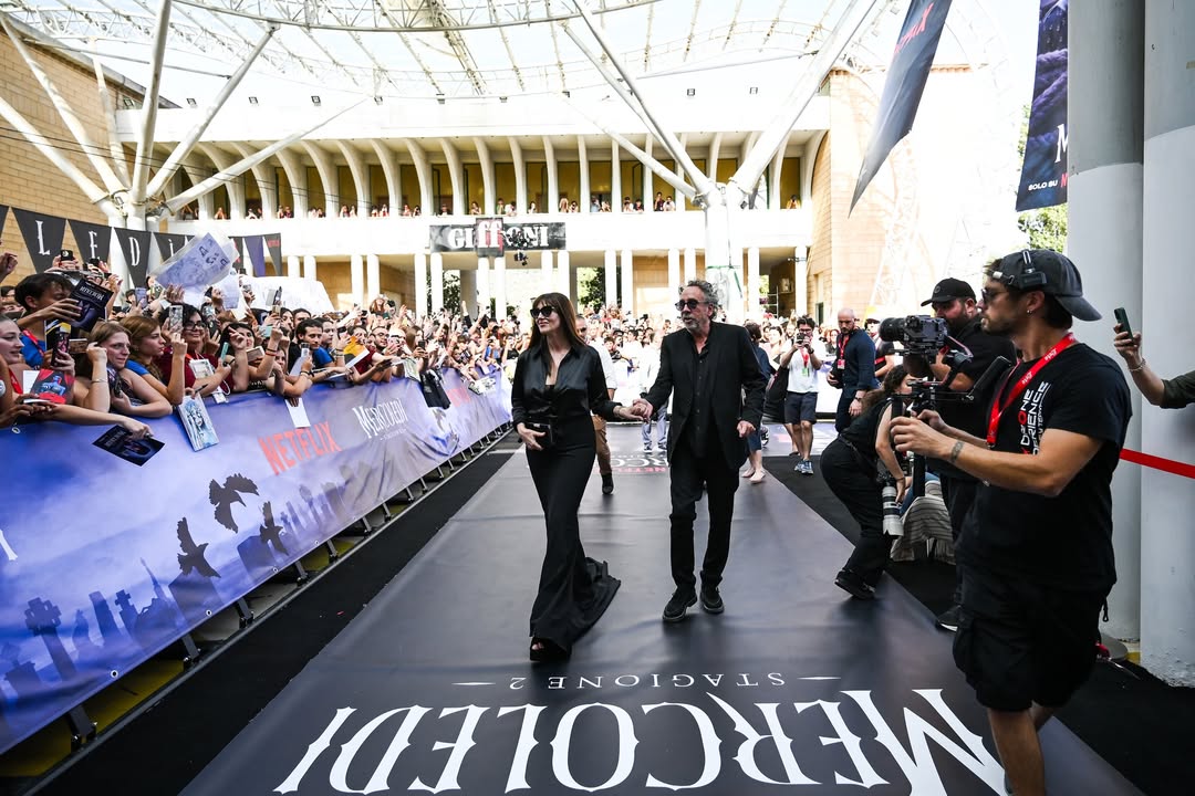 Fan in delirio a Giffoni per Tim Burton, sul 'black carpet' ci scappa anche il bacio con Monica Bellucci (foto e video) 3