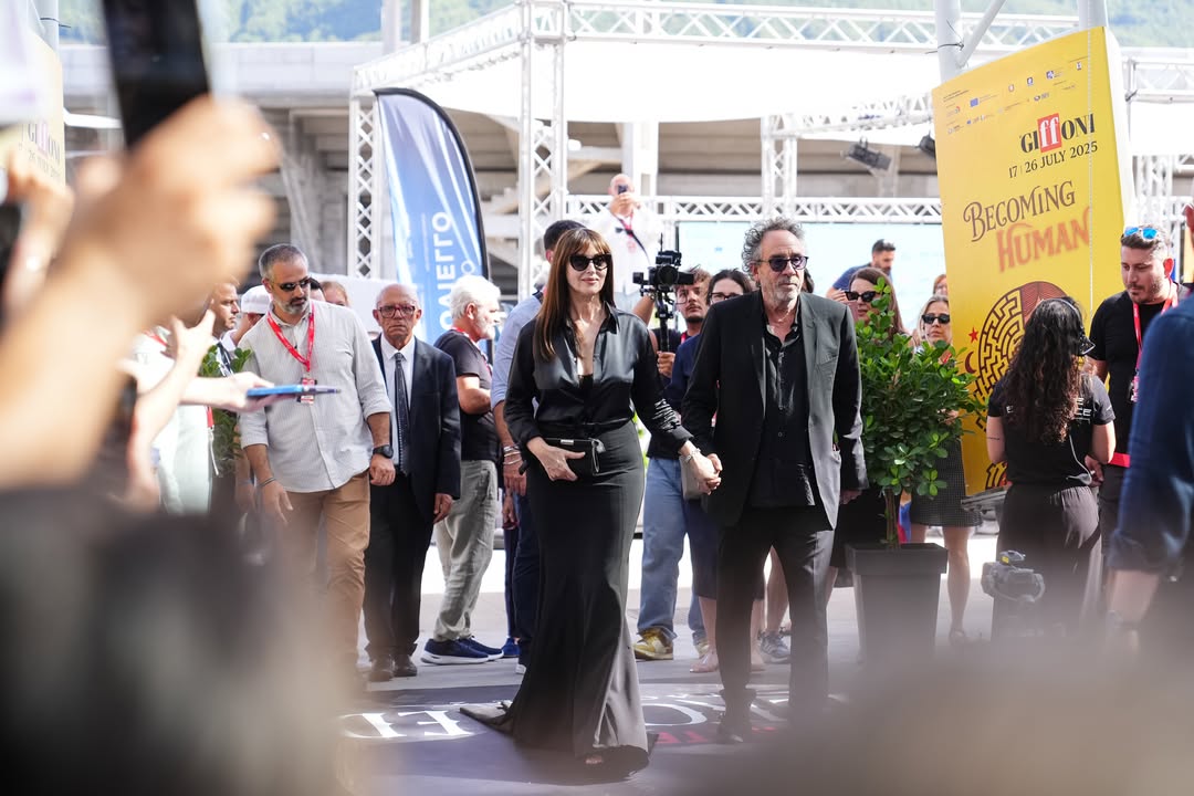 Fan in delirio a Giffoni per Tim Burton, sul 'black carpet' ci scappa anche il bacio con Monica Bellucci (foto e video) 7