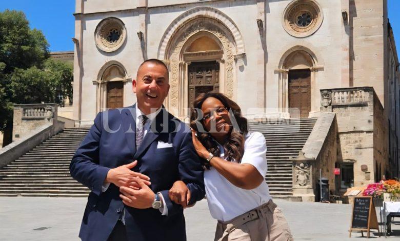 Oprah Winfrey in Umbria: fotografata a Todi a spasso in piazza con il Sindaco 2 Oprah Winfrey in Umbria: fotografata a Todi a spasso in piazza con il Sindaco 1