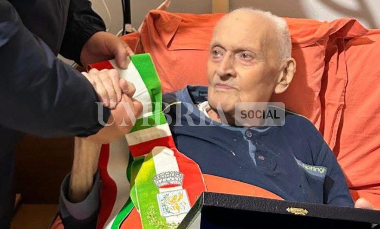 Renato Petri compie 100 anni, fu sindaco di Cannara: la visita di Fabrizio Gareggia 2 Renato Petri compie 100 anni, fu sindaco di Cannara: la visita di Fabrizio Gareggia 1