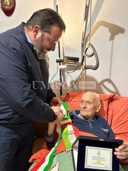 Renato Petri compie 100 anni, fu sindaco di Cannara: la visita di Fabrizio Gareggia 4 Renato Petri compie 100 anni, fu sindaco di Cannara: la visita di Fabrizio Gareggia 3