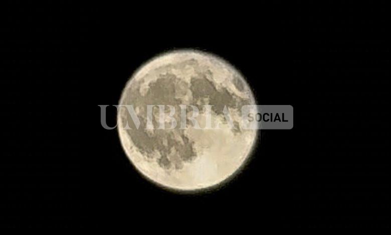 La splendida Luna dello Storione illumina la notte fra il 9 e il 10 agosto (foto) 2 La splendida Luna dello Storione illumina la notte fra il 9 e il 10 agosto (foto) 1