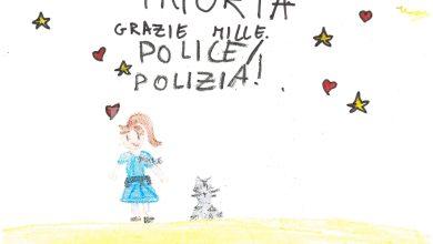 Bimba salva un gattino e lo affida alla polizia, ma poi lo adotta e ringrazia gli agenti 27
